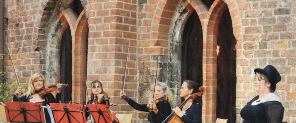 Gruppenbild mit Damen: Silke Rougk, Almut Witt, Astrid Hengst, Gesine Conrad und Annelie Knobloch (von links) im Kloster. Fotos (2): V.Maloszyk Gruppenbild mit Damen: Silke Rougk, Almut Witt, Astrid Hengst, Gesine Conrad und Annelie Knobloch (von links) im Kloster. Fotos (2): V.Maloszyk