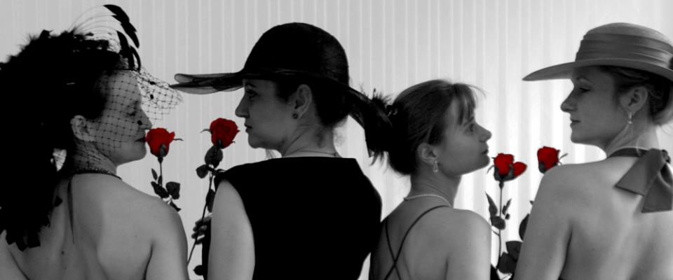 Die vier "auf"reizenden Damen mit roten Rosen Die vier "auf"reizenden Damen mit roten Rosen