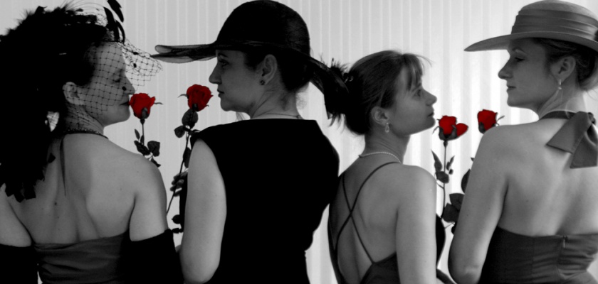 Die vier "auf"reizenden Damen mit roten Rosen