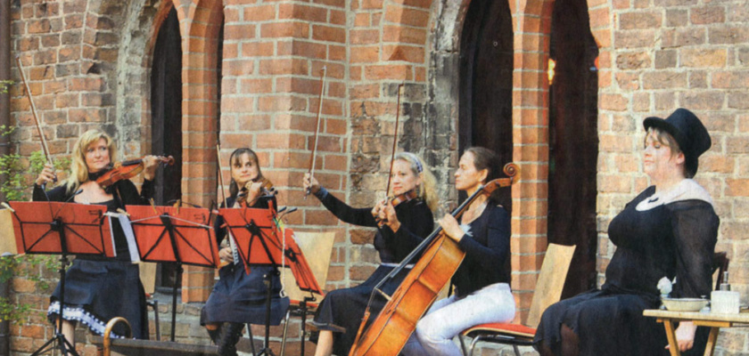 Gruppenbild mit Damen: Silke Rougk, Almut Witt, Astrid Hengst, Gesine Conrad und Annelie Knobloch (von links) im Kloster. Fotos (2): V.Maloszyk
